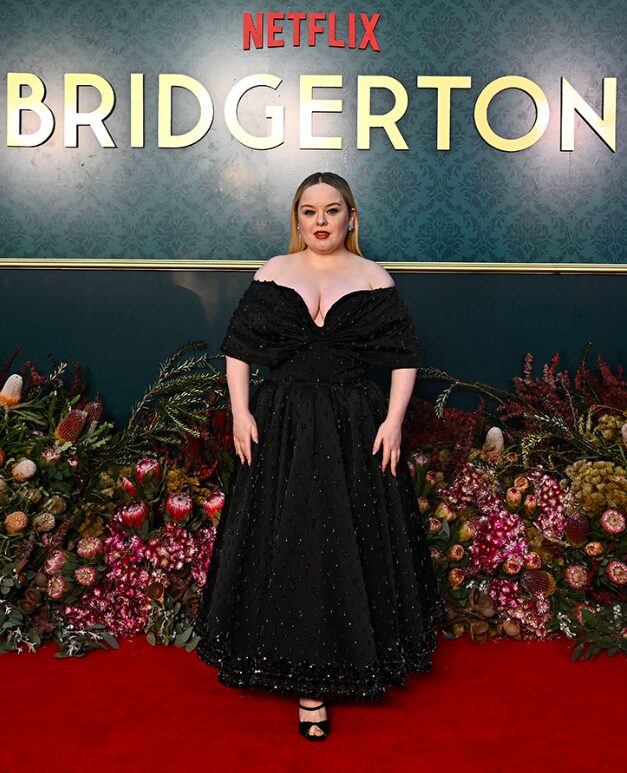 Vestido negro con hombros descubiertos de Richard Quinn
