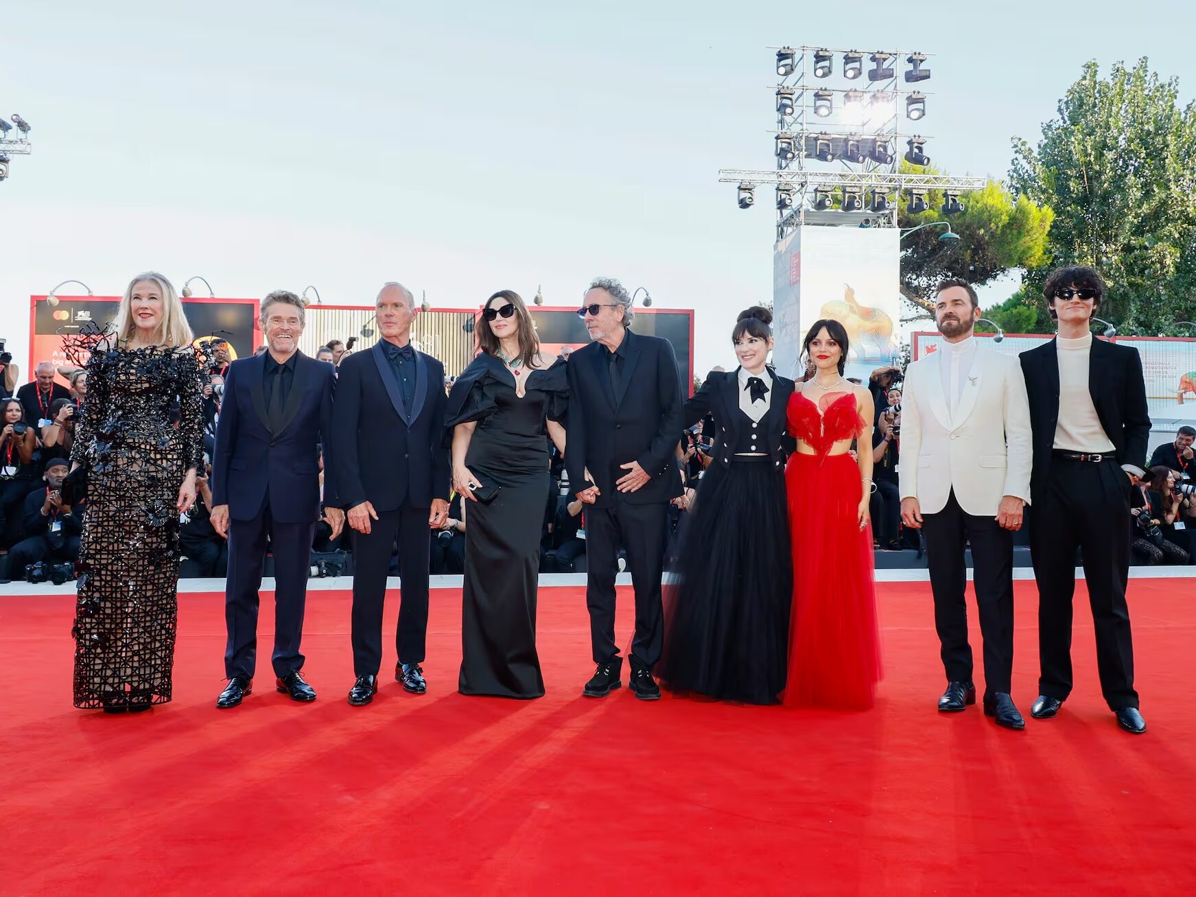 Tim Burton junto al elenco de Beetlejuice