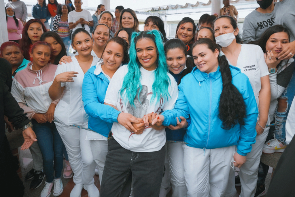 Karol G posando con chicas 