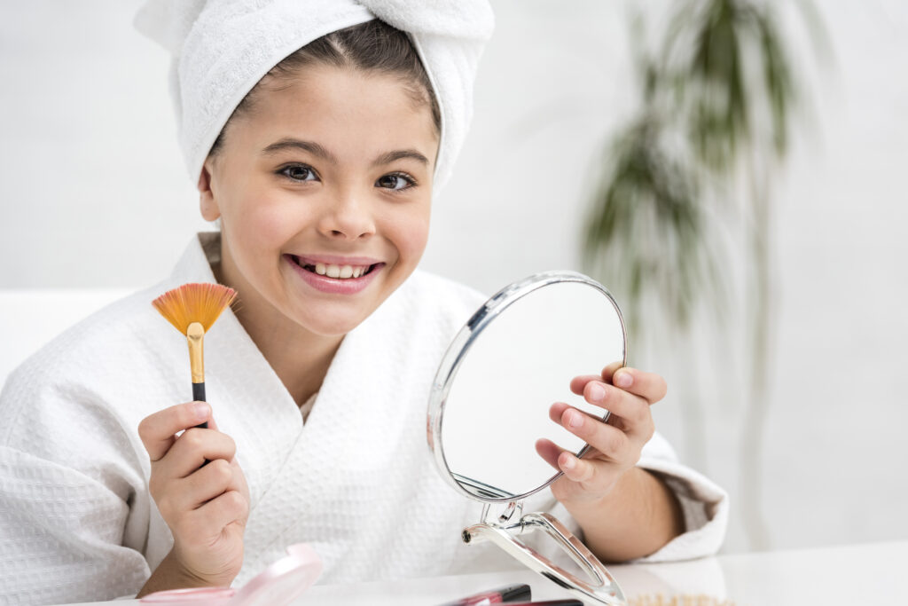 Niña haciéndose skincare