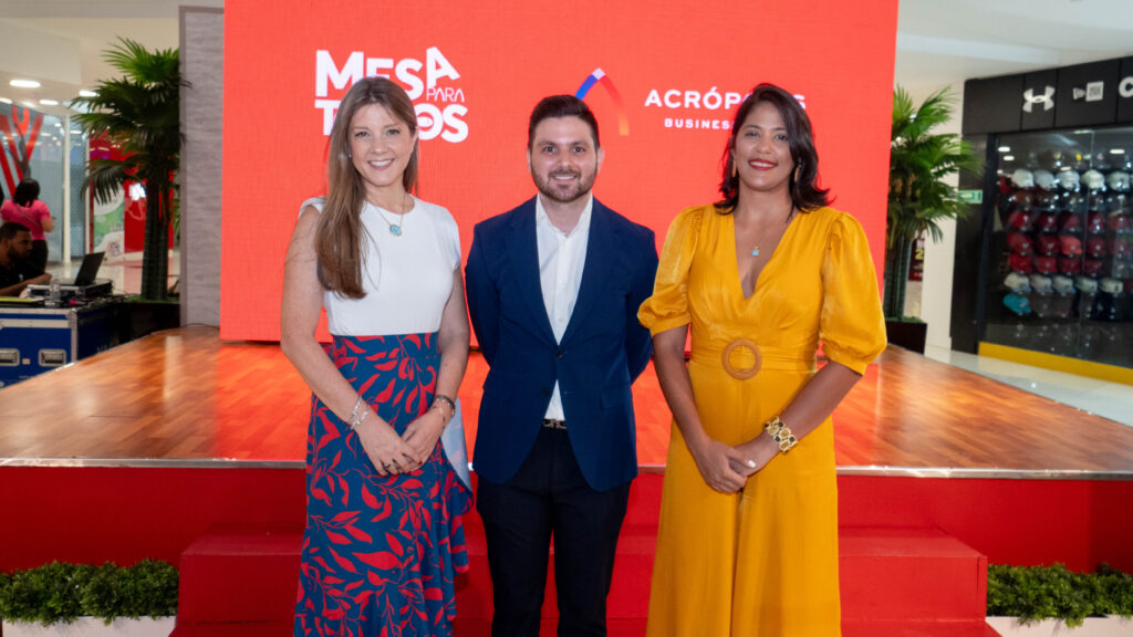 Sra. Patricia Ramela, Manuel Tarrazo y Miosotis Rosi 