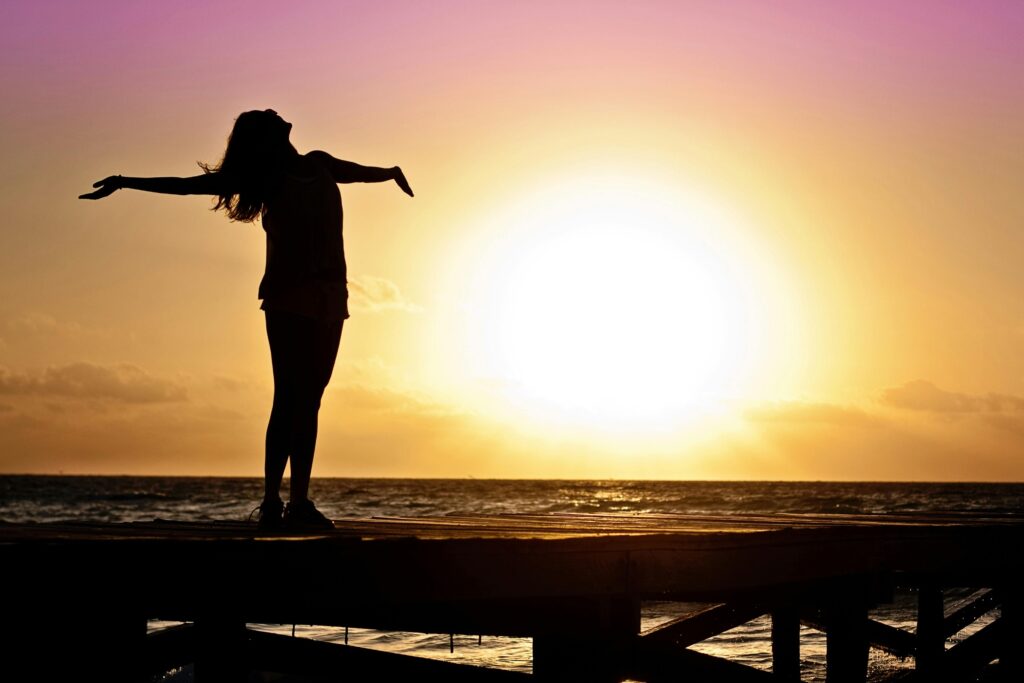 Mujer en puesta de sol