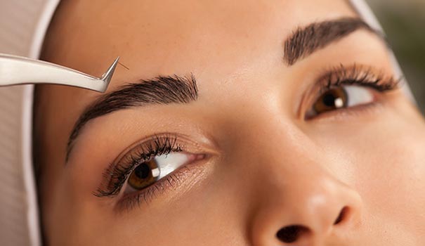 Profesionales de moda y belleza especialista en cejas